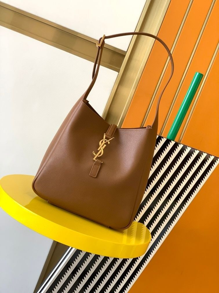 YSL LE 5 À 7 SUPPLE SMALL IN GRAINED LEATHER 23 x 22 x 8.5 cm