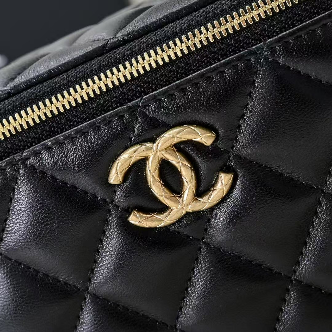 CHANEL Vanity With Chain 9.5x17x8cm