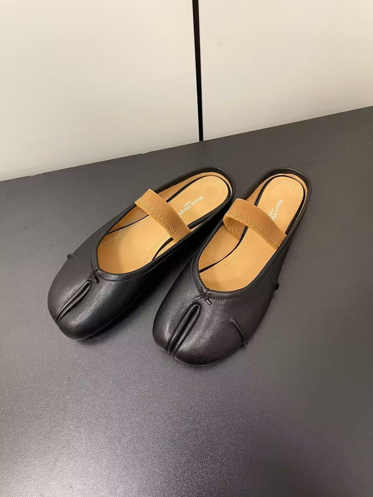 UA Maison Margiela Split-Toe Leather Ballerina Mules Black