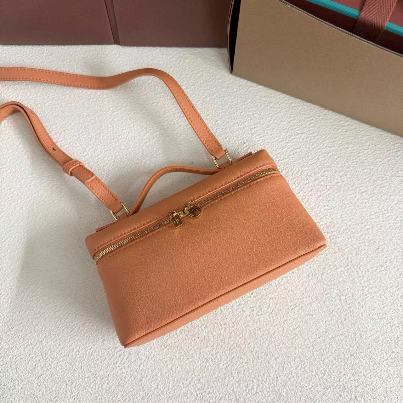 Loro Piana Extra Pocket L19 Grained Calfskin 11 x 19 x 6.5 cm