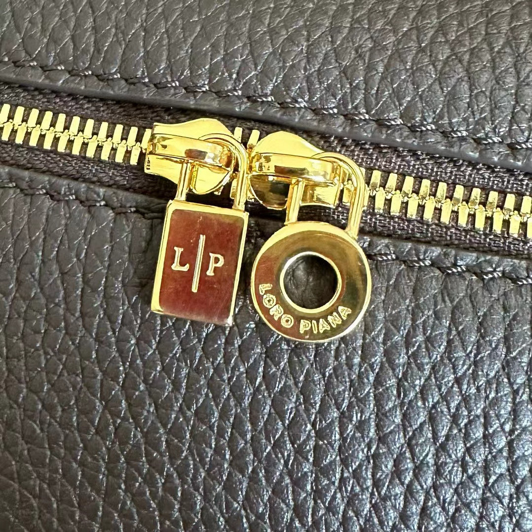 Loro Piana Extra Pocket L19 Grained Calfskin 11 x 19 x 6.5 cm