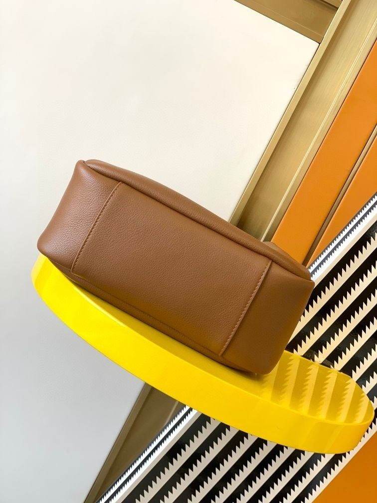 YSL LE 5 À 7 SUPPLE SMALL IN GRAINED LEATHER 23 x 22 x 8.5 cm