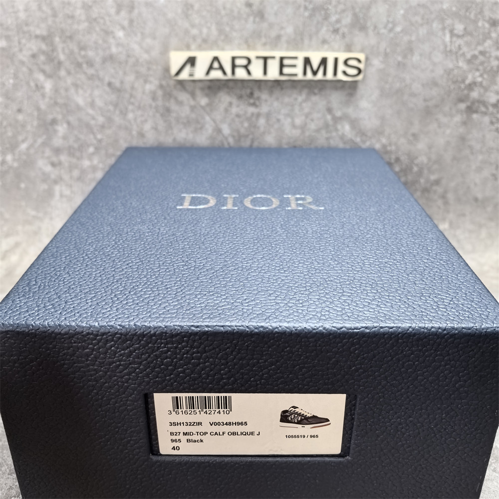 UA Dior Sneaker