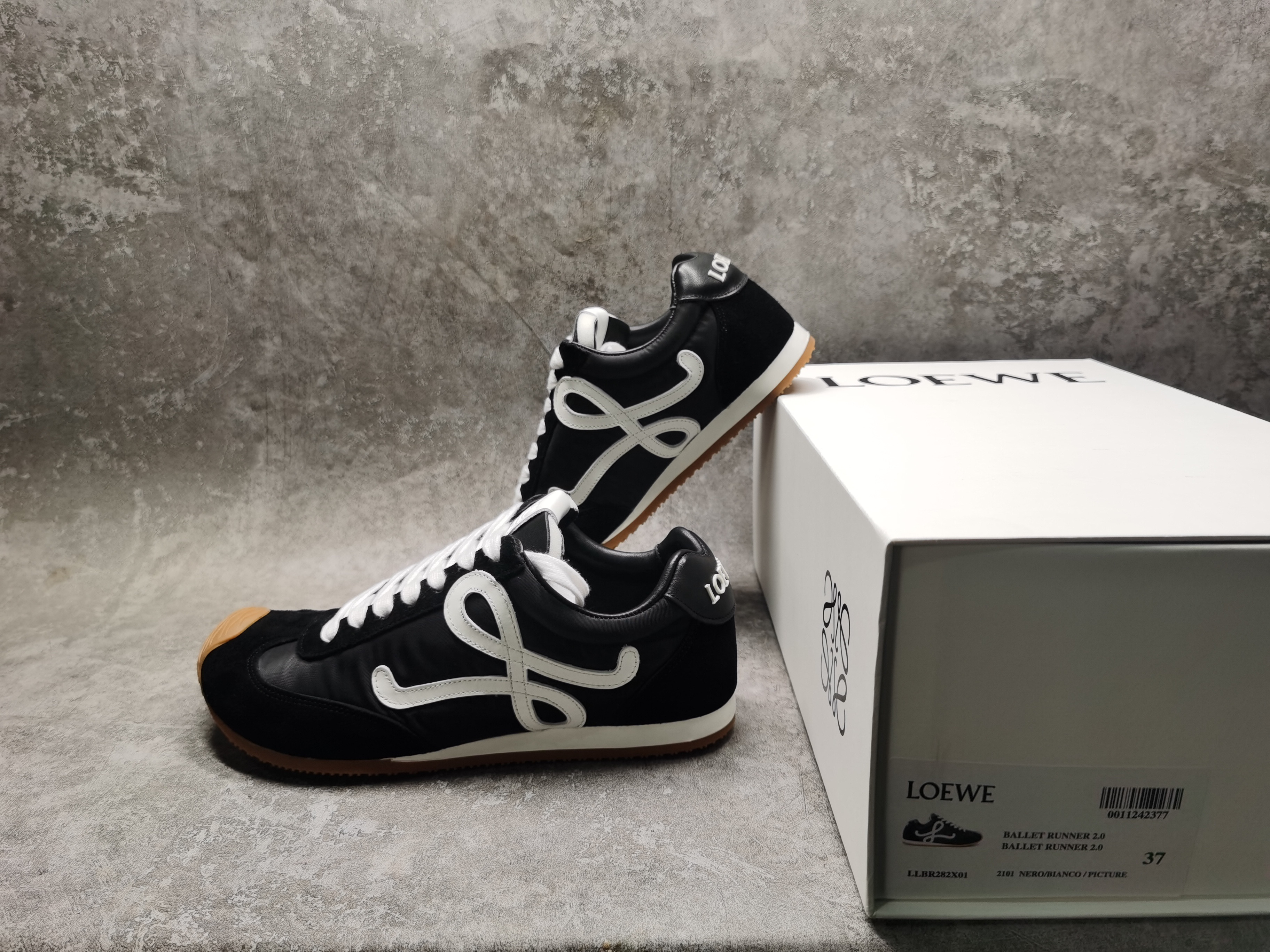 UA Loewe Sneakers