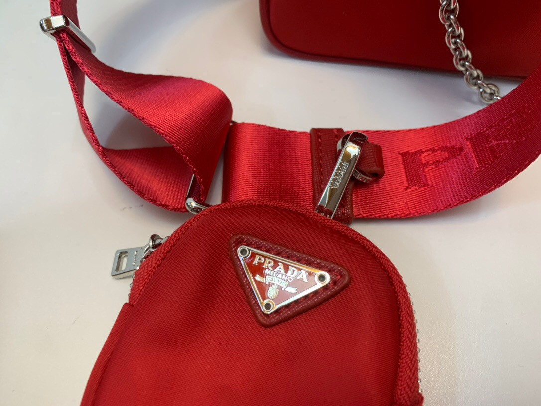 Prada Re-Edition 2005 Re-Nylon bag Red