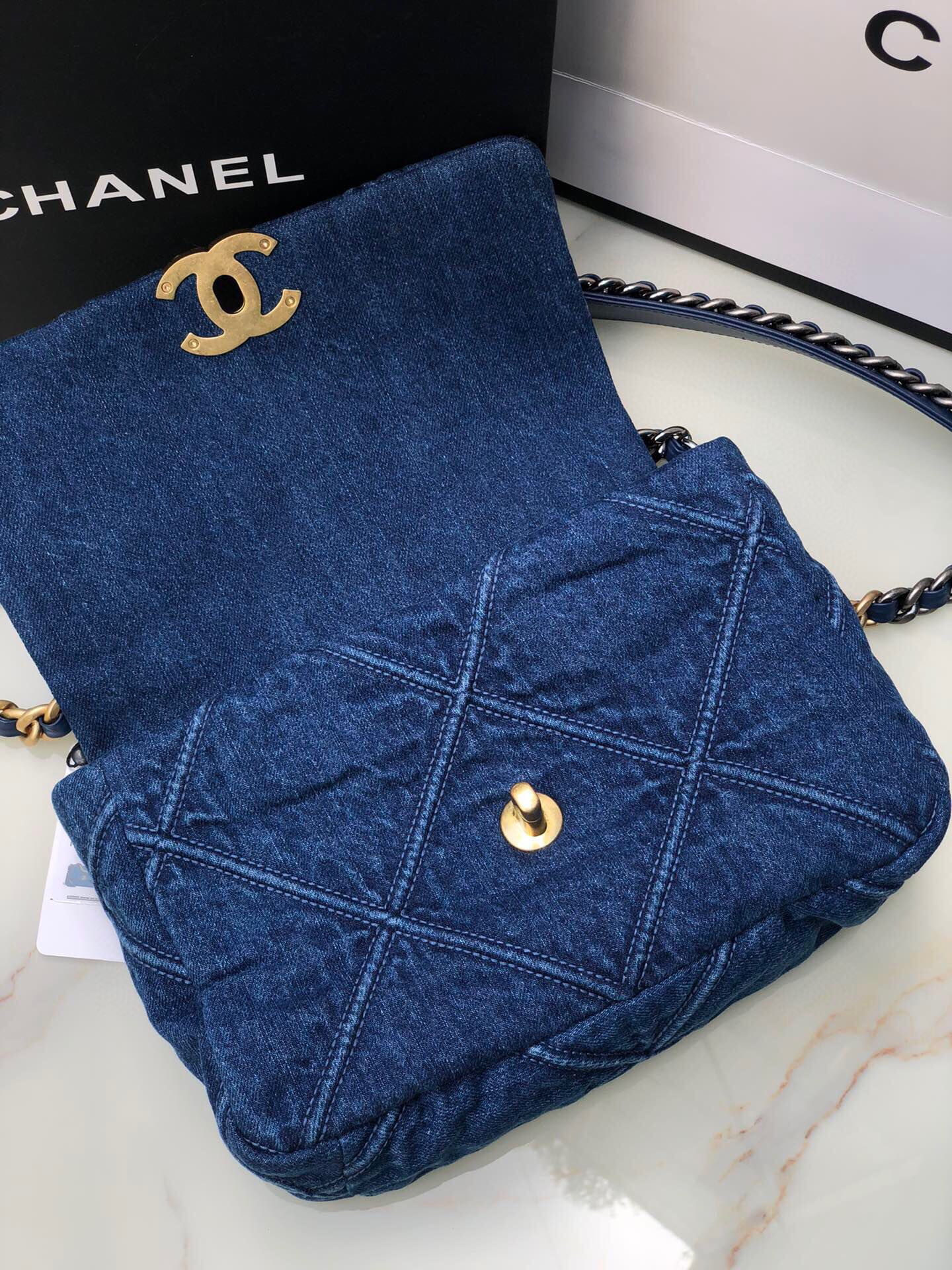CHANEL 19 HANDBAG Ruthenium-Finish Metal Navy 6.2 × 10.1 × 3.5 in