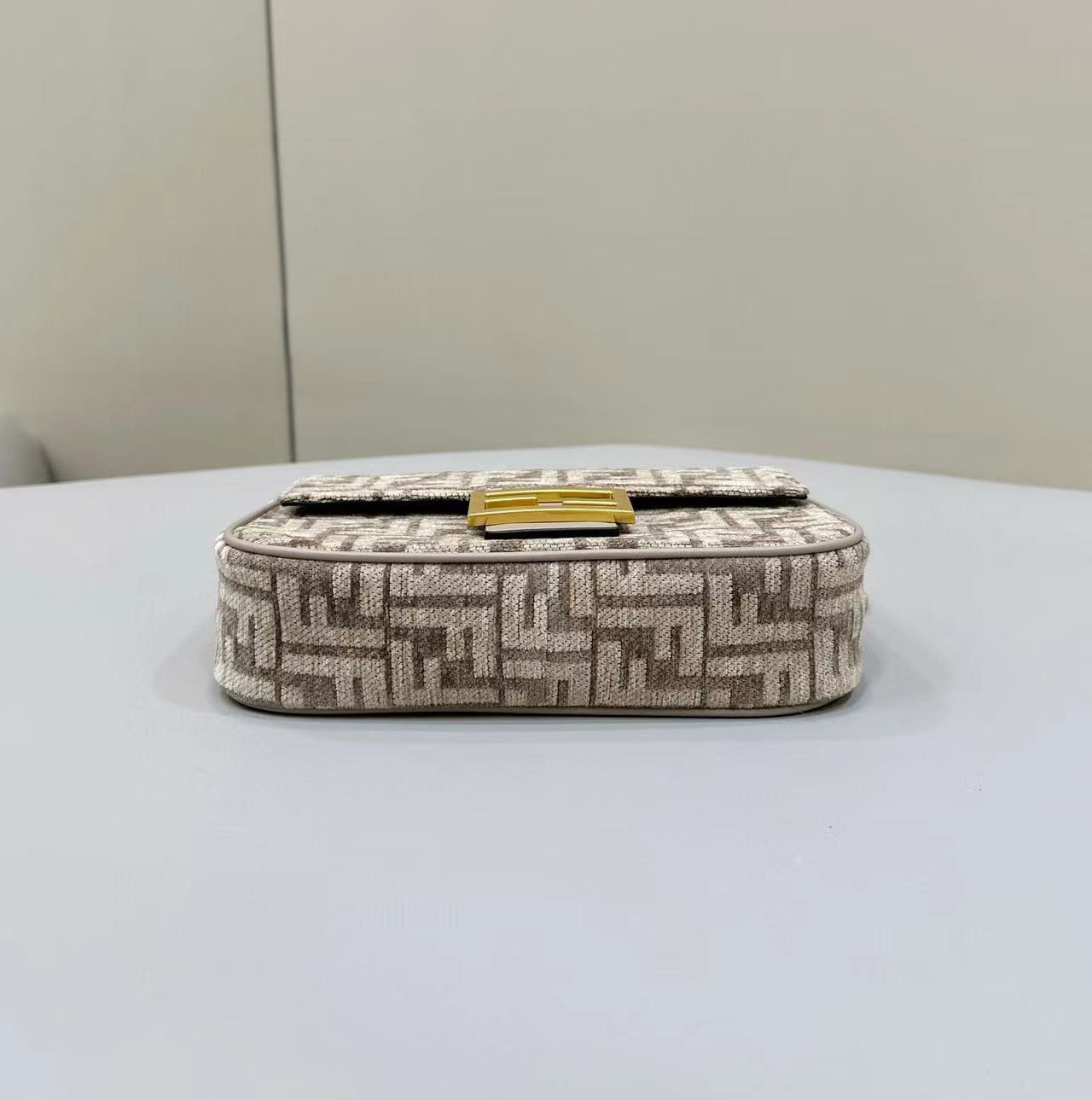 Fendi Baguette Chain Midi 24x14.5x7cm