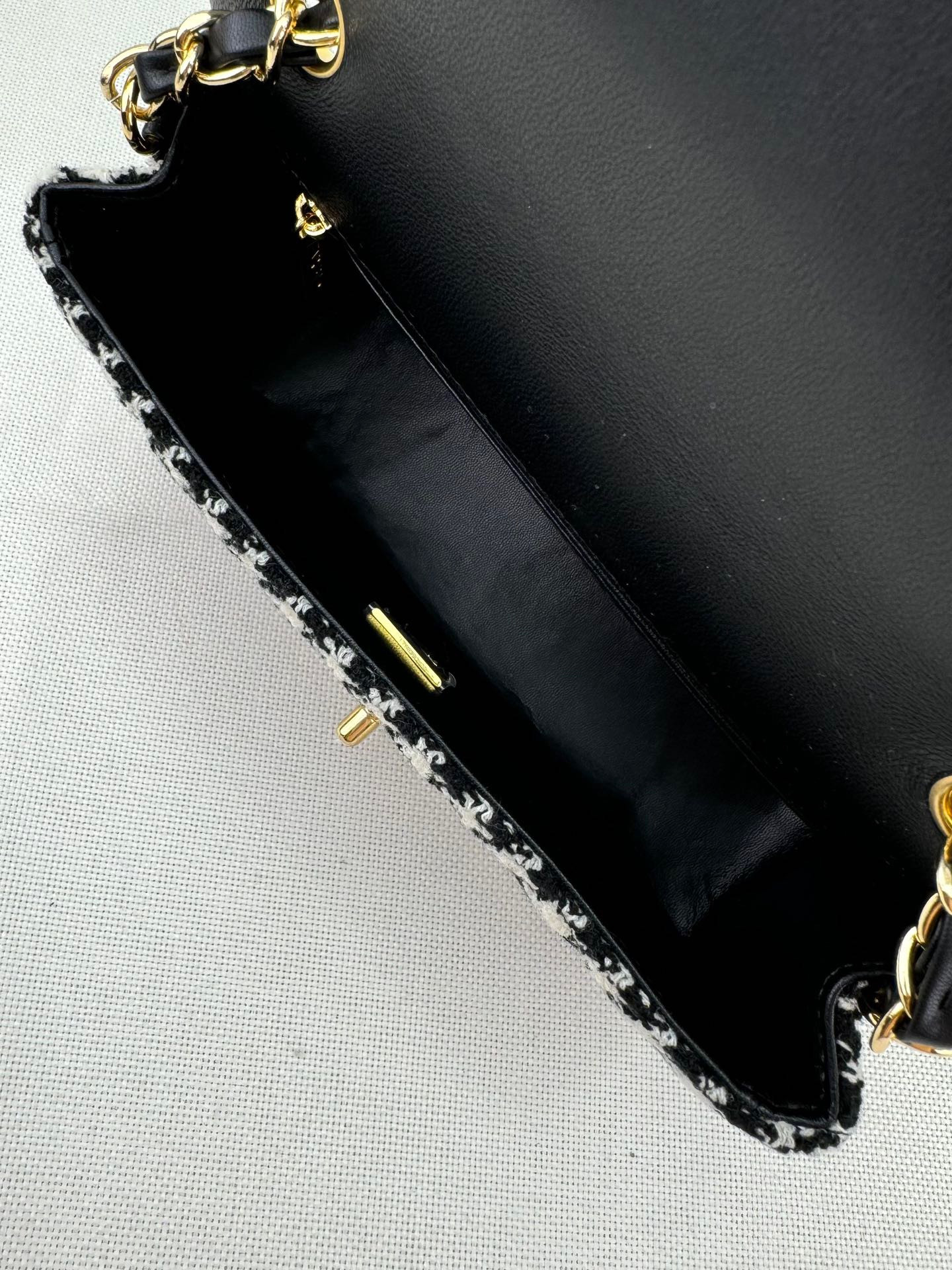 CHANEL MINI CLASSIC 11.12 HANDBAG 20 12 × 20 × 6 cm