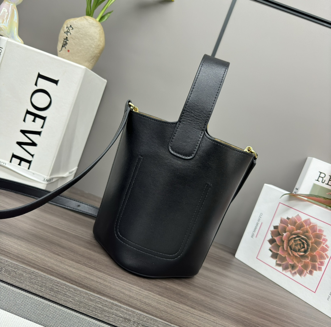 LOEWE Mini Pebble bucket 19.5x16x16cm