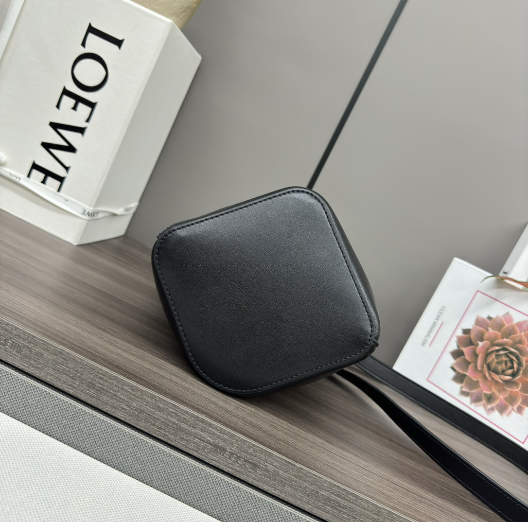 LOEWE Mini Pebble bucket 19.5x16x16cm