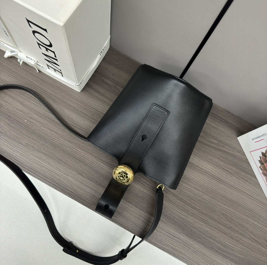 LOEWE Mini Pebble bucket 19.5x16x16cm