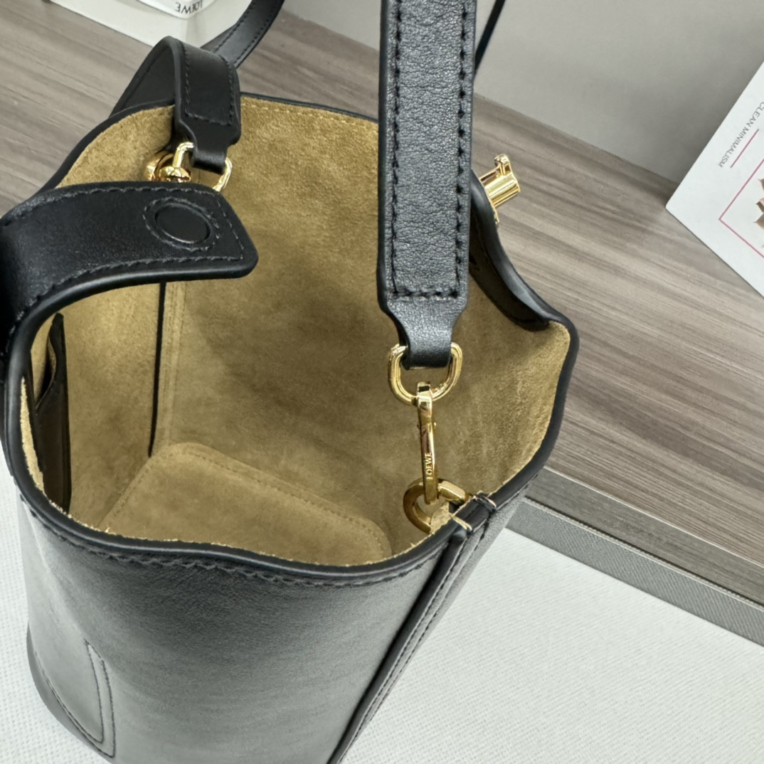 LOEWE Mini Pebble bucket 19.5x16x16cm