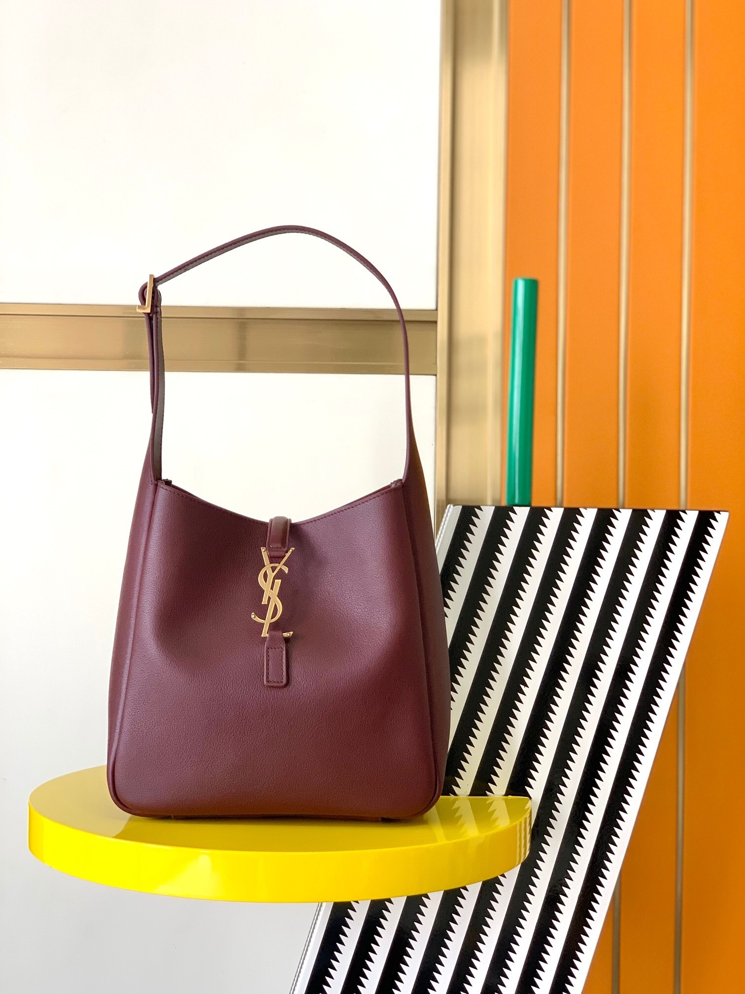 YSL LE 5 À 7 SUPPLE SMALL IN GRAINED LEATHER  23 x 22 x 8.5 cm