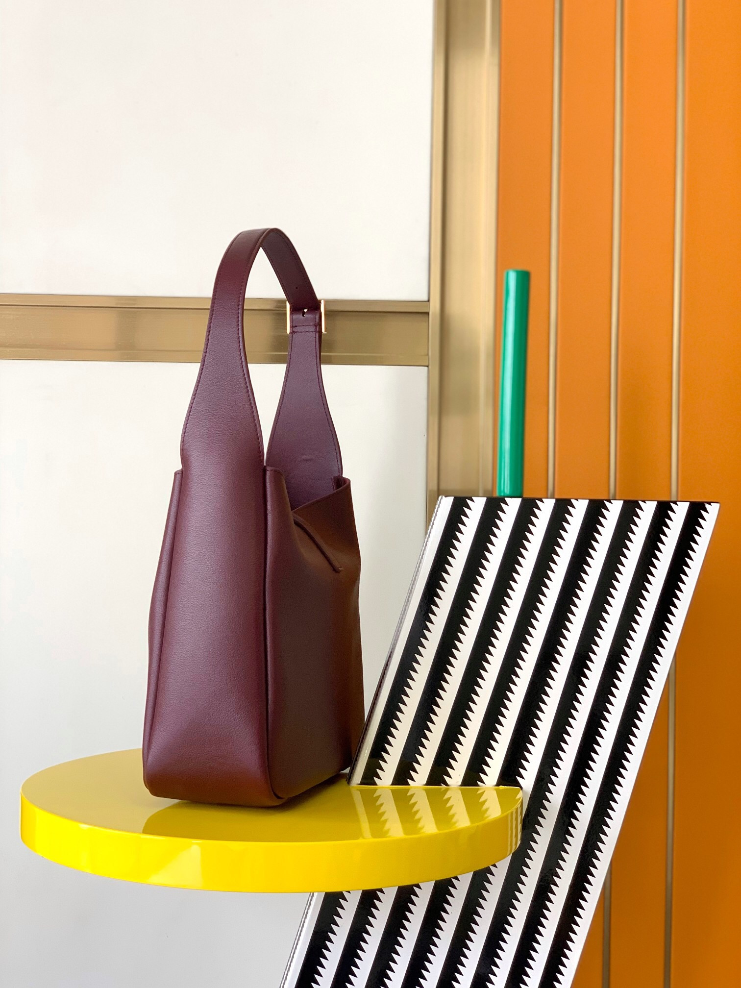 YSL LE 5 À 7 SUPPLE SMALL IN GRAINED LEATHER  23 x 22 x 8.5 cm