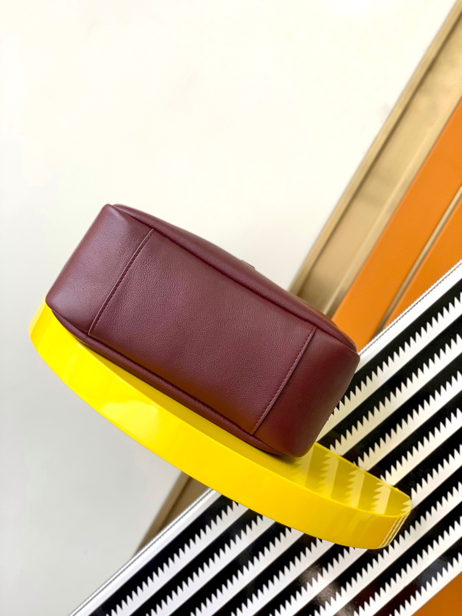 YSL LE 5 À 7 SUPPLE SMALL IN GRAINED LEATHER  23 x 22 x 8.5 cm