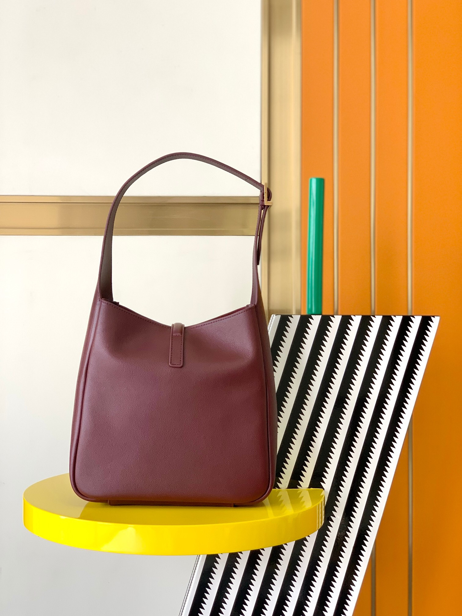 YSL LE 5 À 7 SUPPLE SMALL IN GRAINED LEATHER  23 x 22 x 8.5 cm