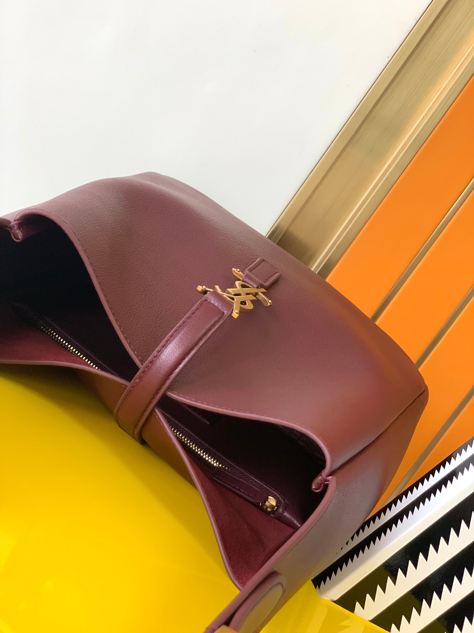 YSL LE 5 À 7 SUPPLE SMALL IN GRAINED LEATHER  23 x 22 x 8.5 cm