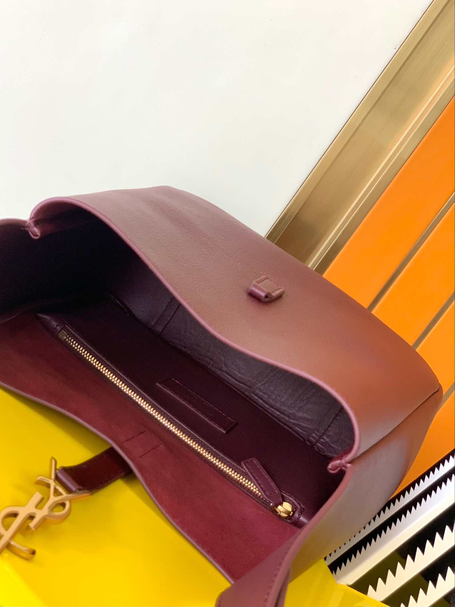 YSL LE 5 À 7 SUPPLE SMALL IN GRAINED LEATHER  23 x 22 x 8.5 cm