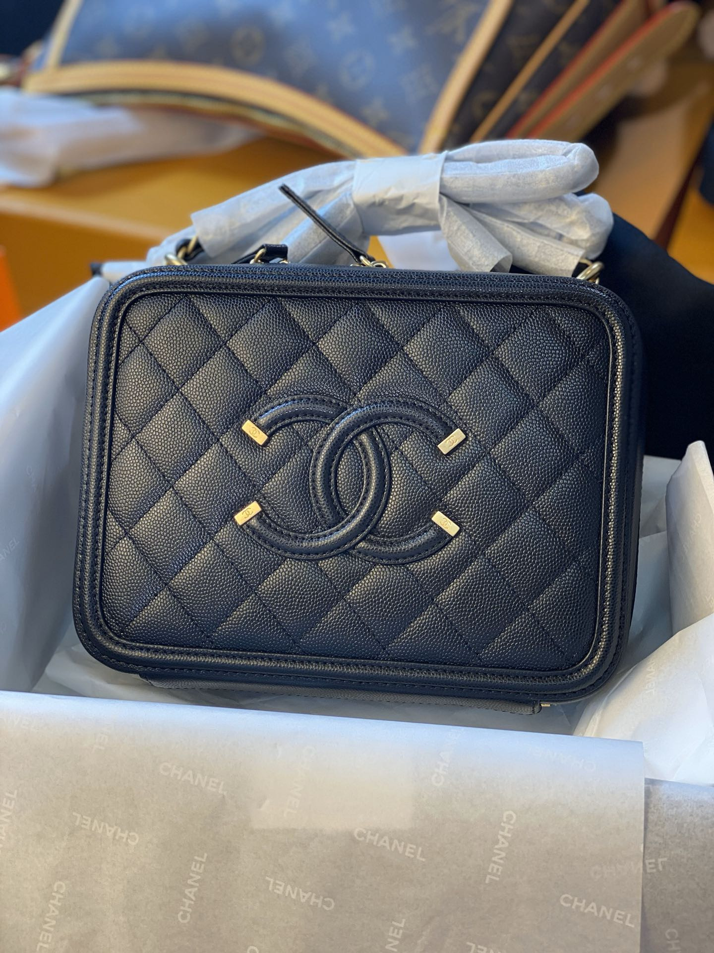 CHANEL VANITY CASE   17x7x13cm