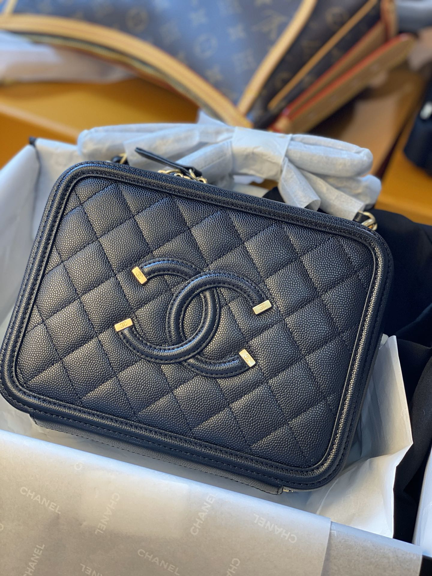 CHANEL VANITY CASE   17x7x13cm