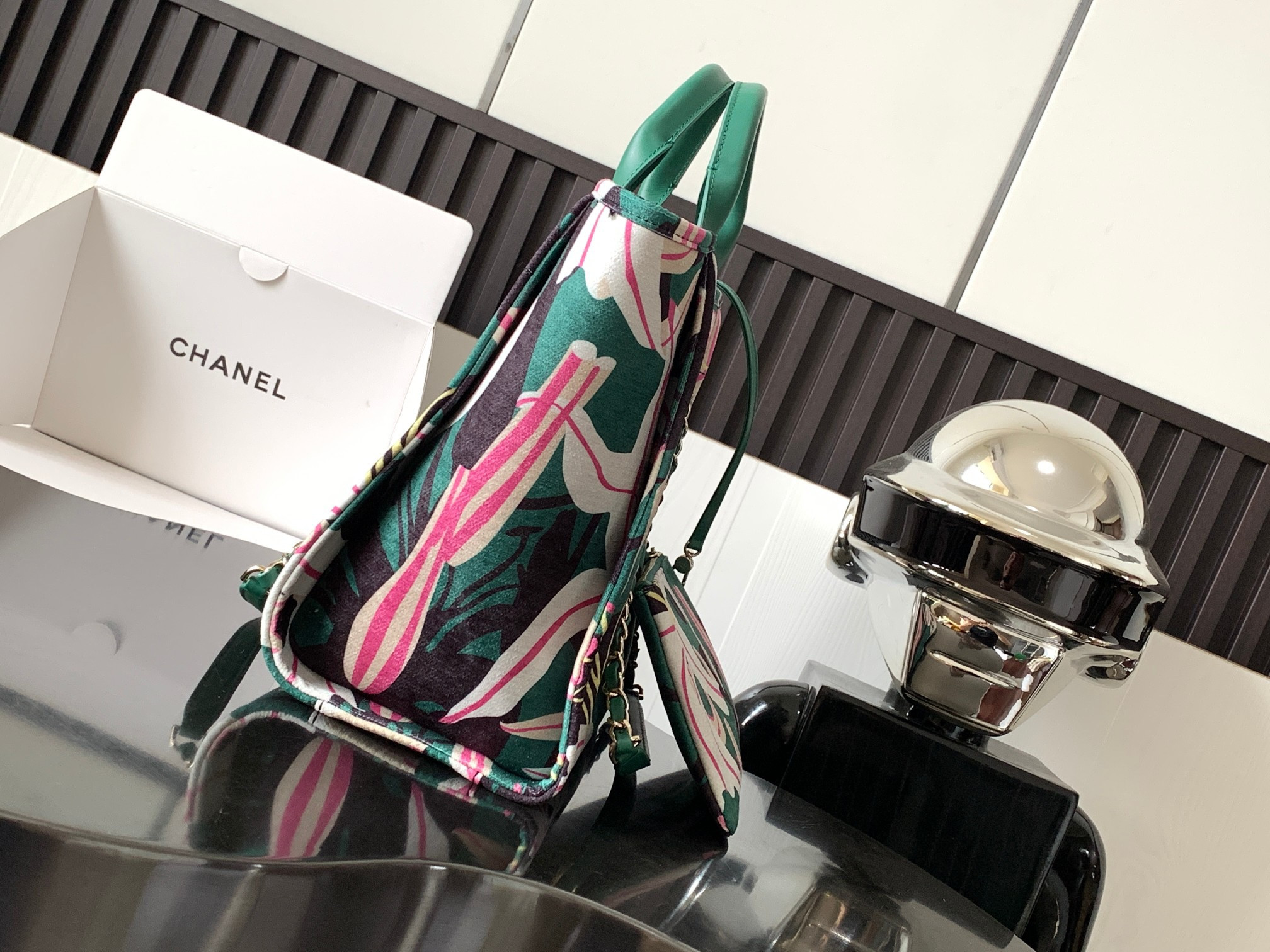 Chanel Shopping Bag 35x27x16cm (Bag opening 41cm)