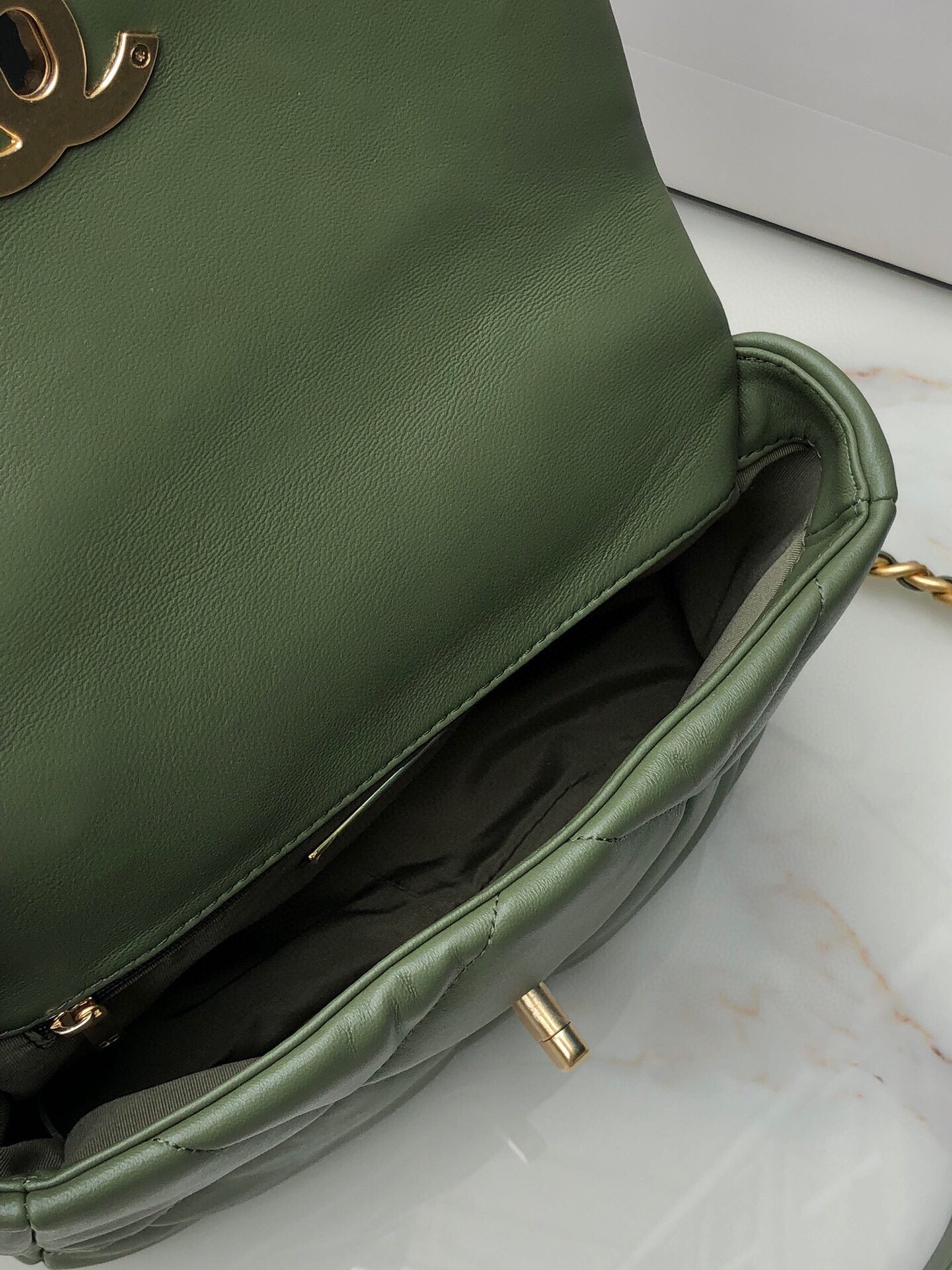 CHANEL 19 HANDBAG Shiny Leather, Gold-Tone 16×26×9cm