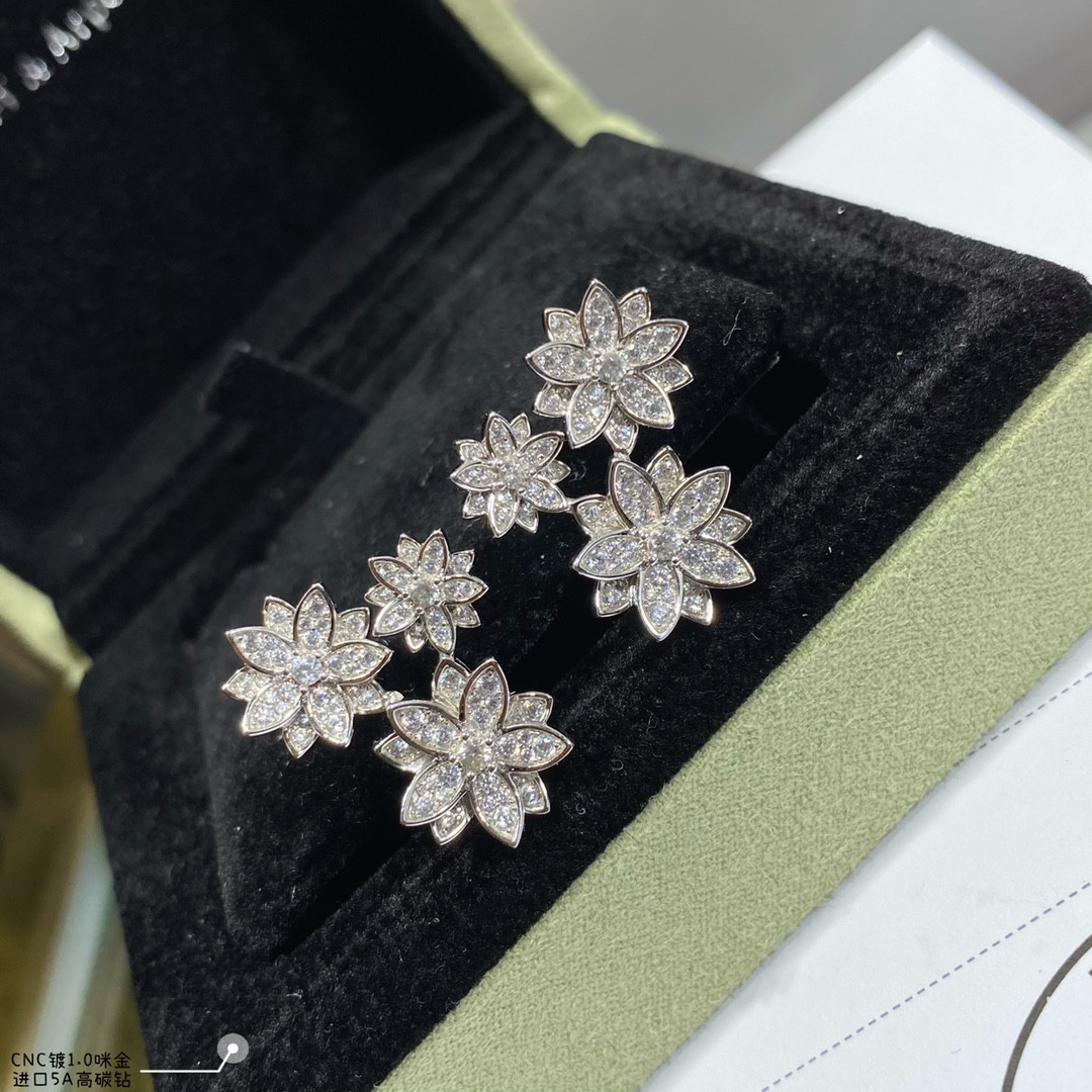 Van Cleef & Arpels lotus Earrings
