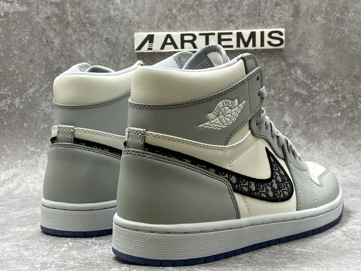 Air Jordan 1 Retro High Dior (Blue Box Version)