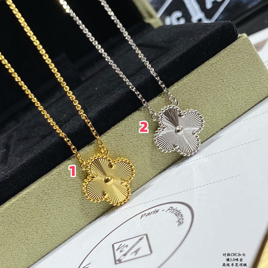 Van Cleef & Arpels Medium Classic Four Leaf Clover Necklace Diameter approx 1.5cm,Chain length approx 40+5cm