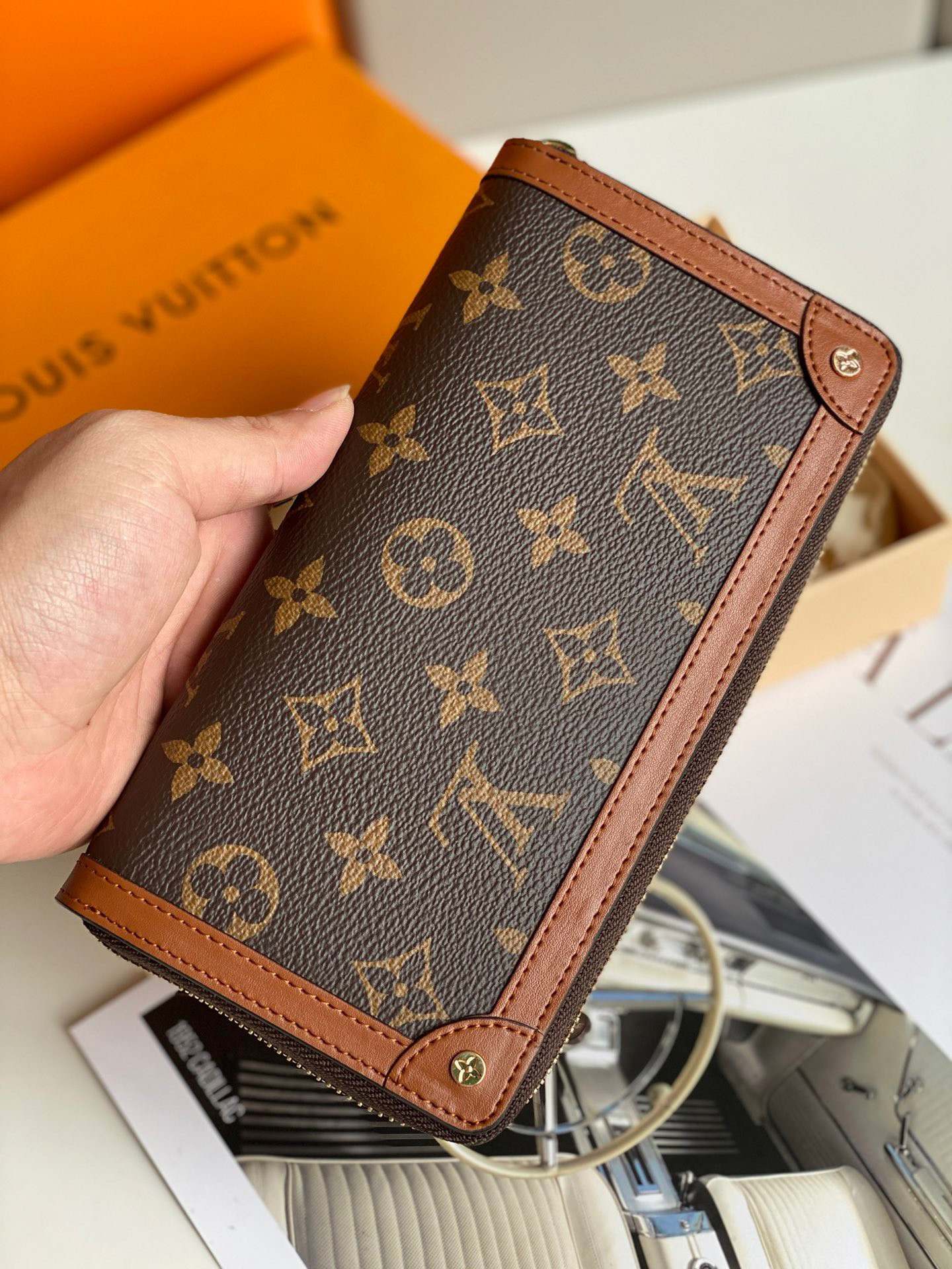 LV ZIPPY WALLET TRUNK M80558