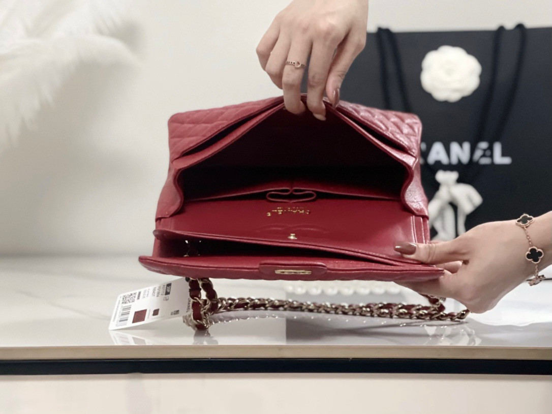 CHANEL Classic Handbag in Grained Litchi Pattern Calfskin & Gold-Tone Metal 15.5 × 25.5 × 6.5 cm