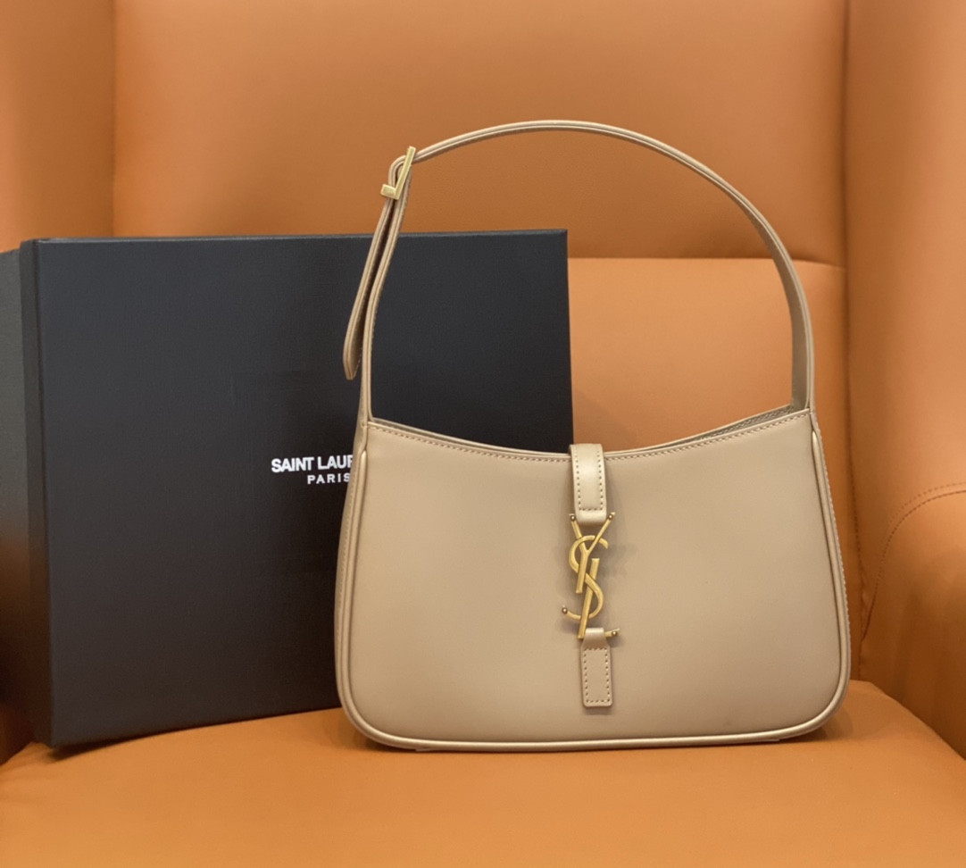 YSL LE 5 À 7 IN SMOOTH LEATHER IVOIRE NATUREL 23 X 16 X 6.5 CM