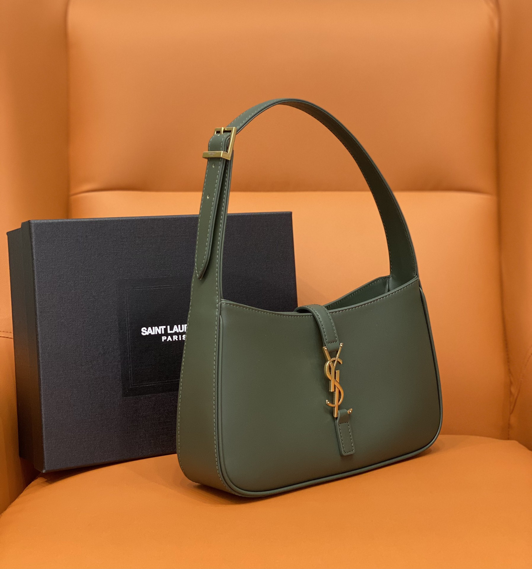 YSL LE 5 À 7 IN SMOOTH LEATHER VERT FONCE  23 X 16 X 6.5 CM