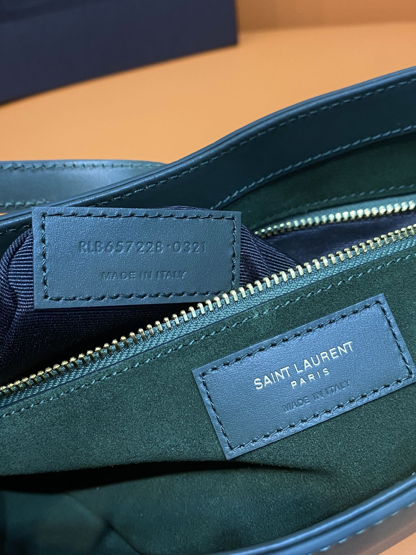 YSL LE 5 À 7 IN SMOOTH LEATHER VERT FONCE  23 X 16 X 6.5 CM