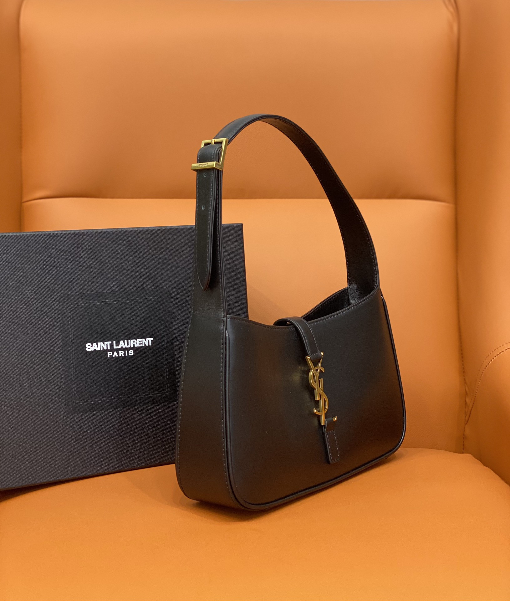 YSL LE 5 À 7 IN SMOOTH LEATHER NOIR 23 X 16 X 6.5 CM