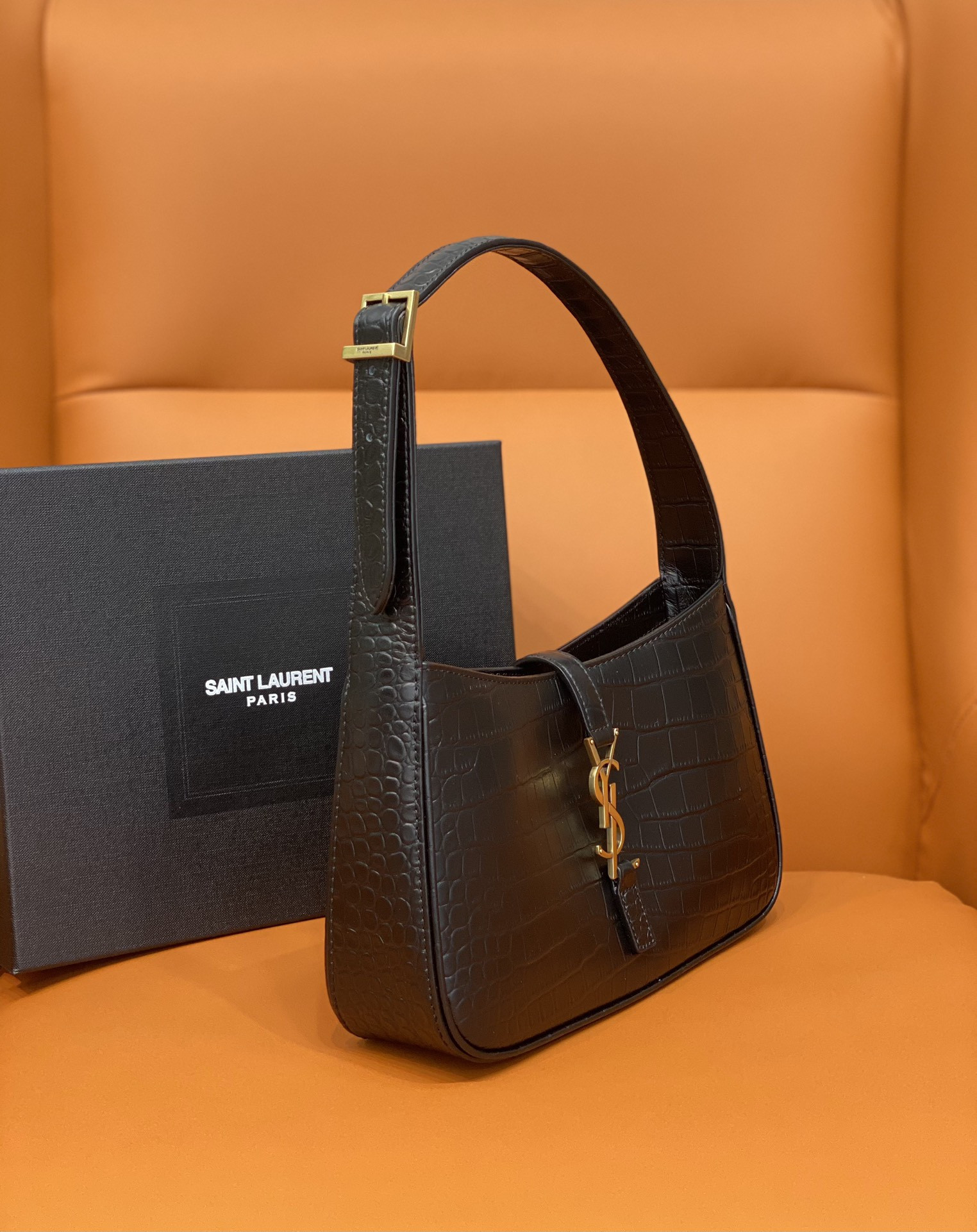 YSL LE 5 À 7 IN CROCODILE-EMBOSSED SHINY LEATHER NOIR 23 X 16 X 6.5 CM