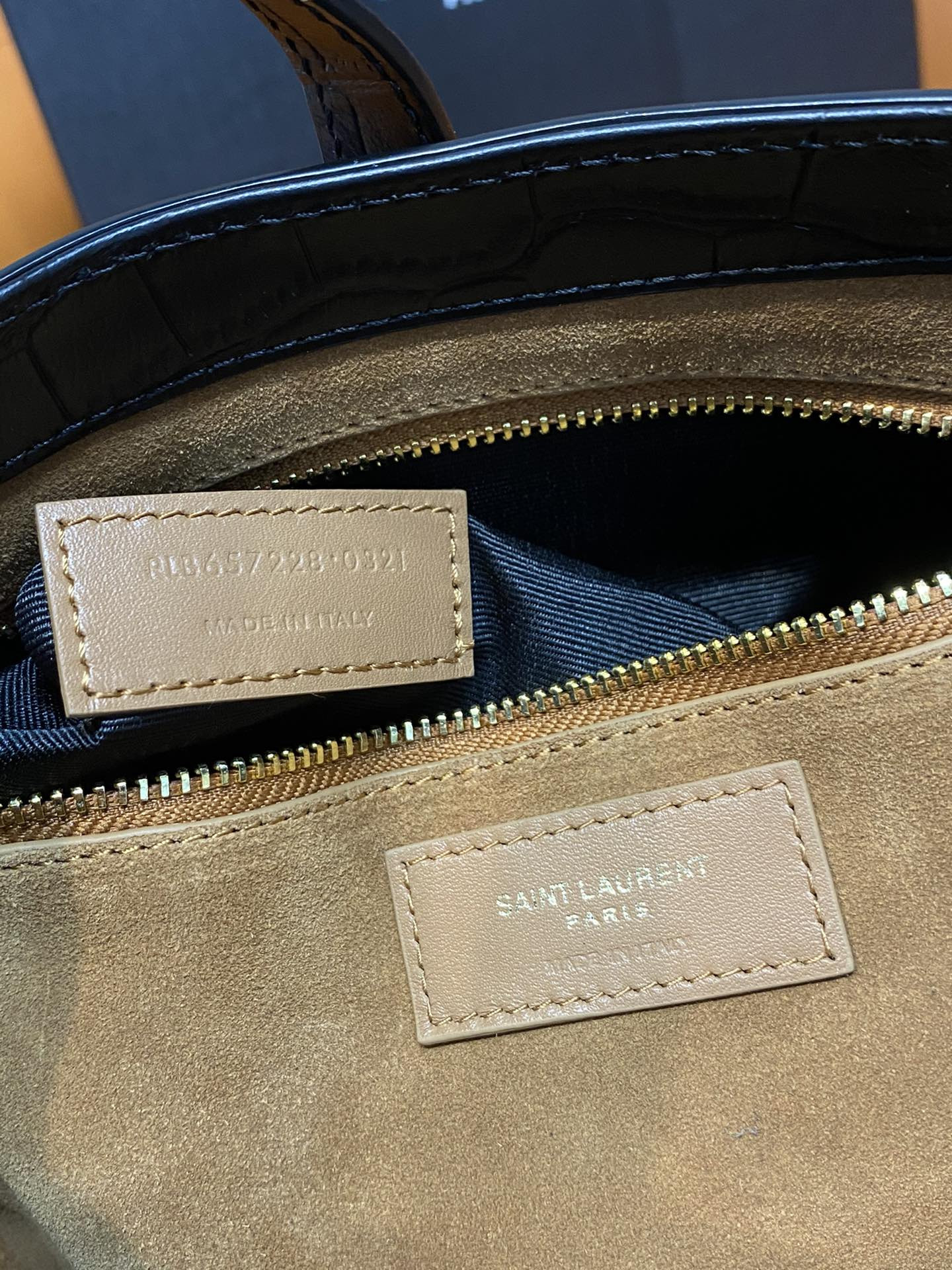 YSL LE 5 À 7 IN CROCODILE-EMBOSSED SHINY LEATHER NOIR 23 X 16 X 6.5 CM