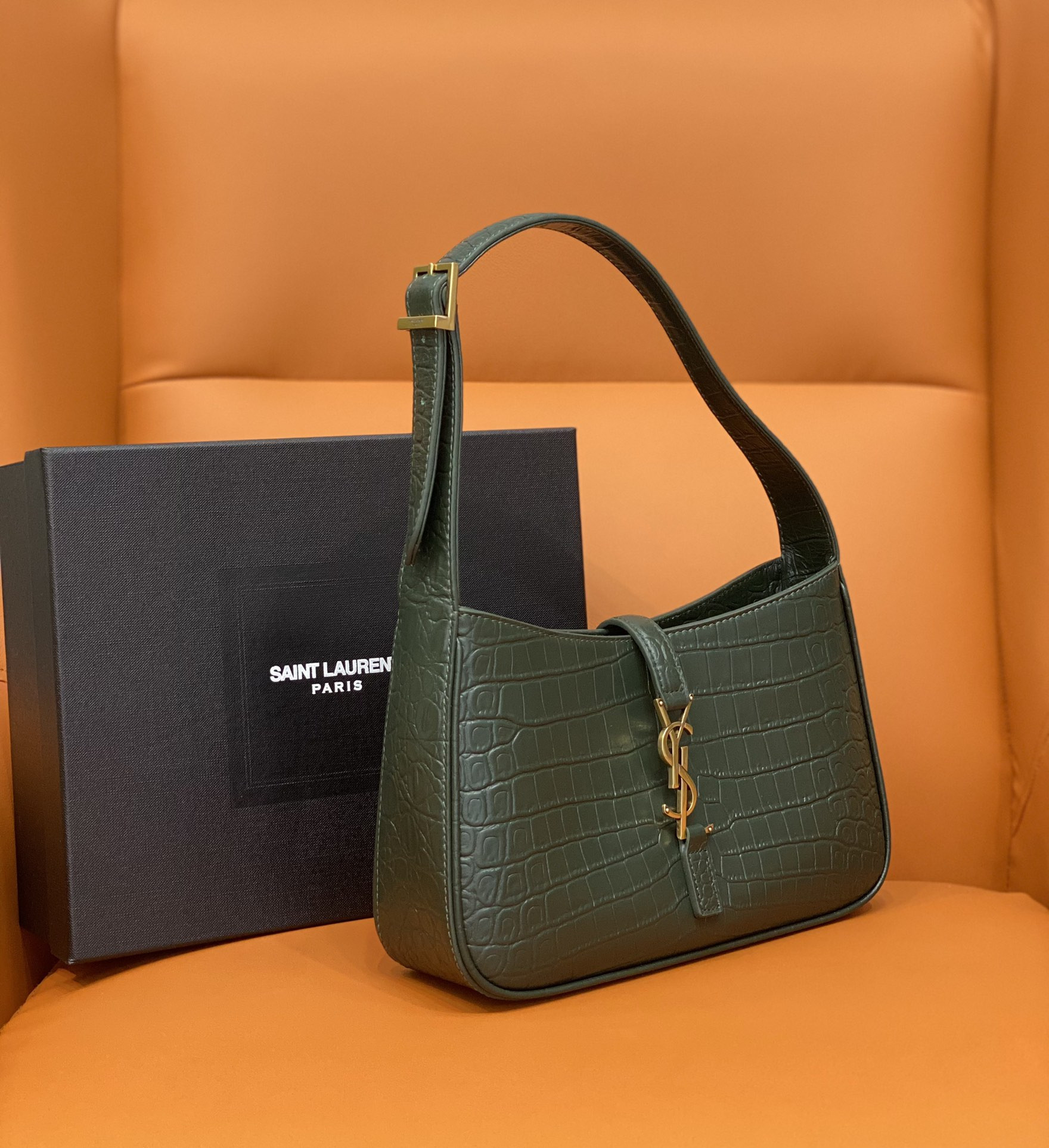 YSL LE 5 À 7 IN CROCODILE-EMBOSSED SHINY LEATHER  23 X 16 X 6.5 CM