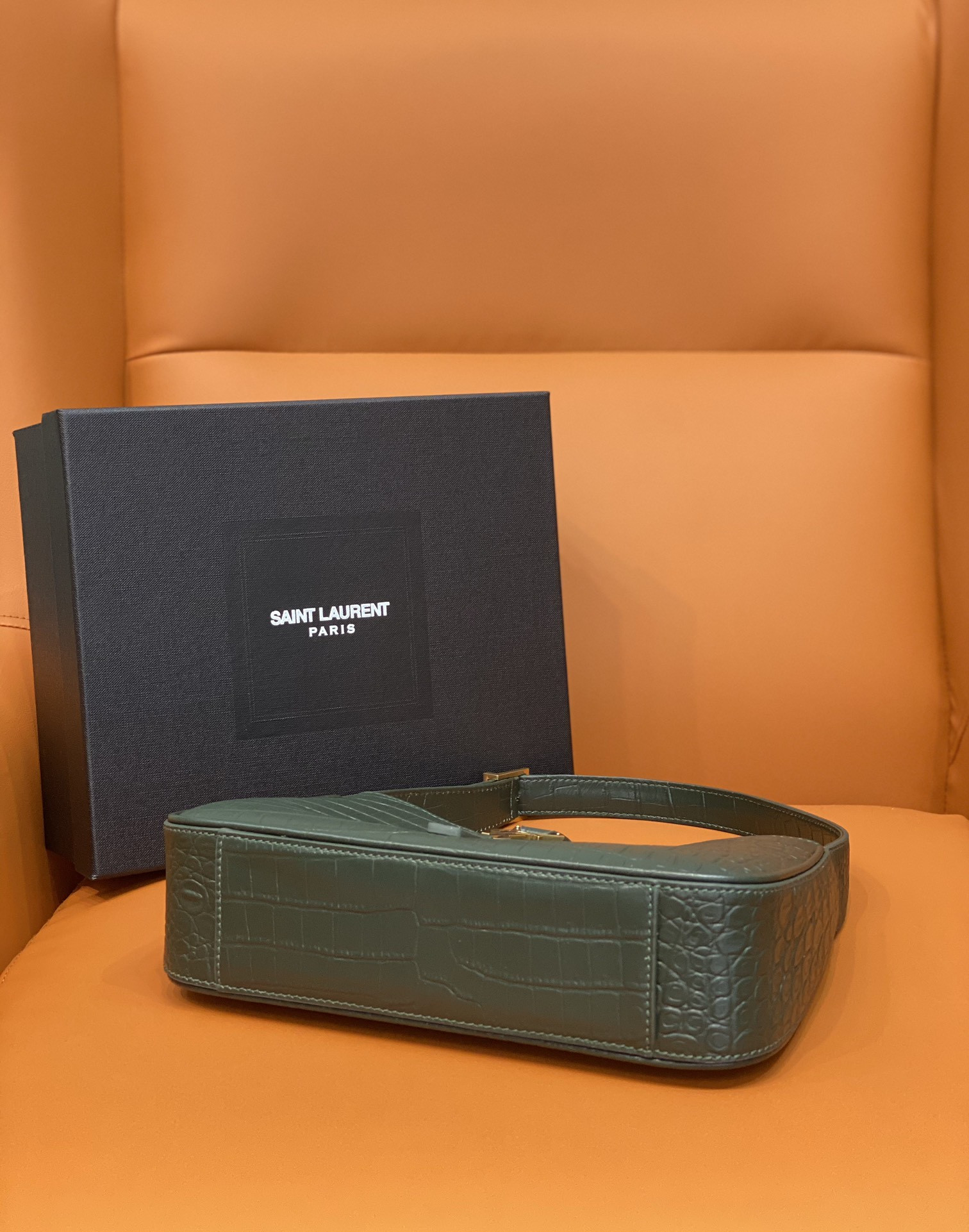 YSL LE 5 À 7 IN CROCODILE-EMBOSSED SHINY LEATHER  23 X 16 X 6.5 CM