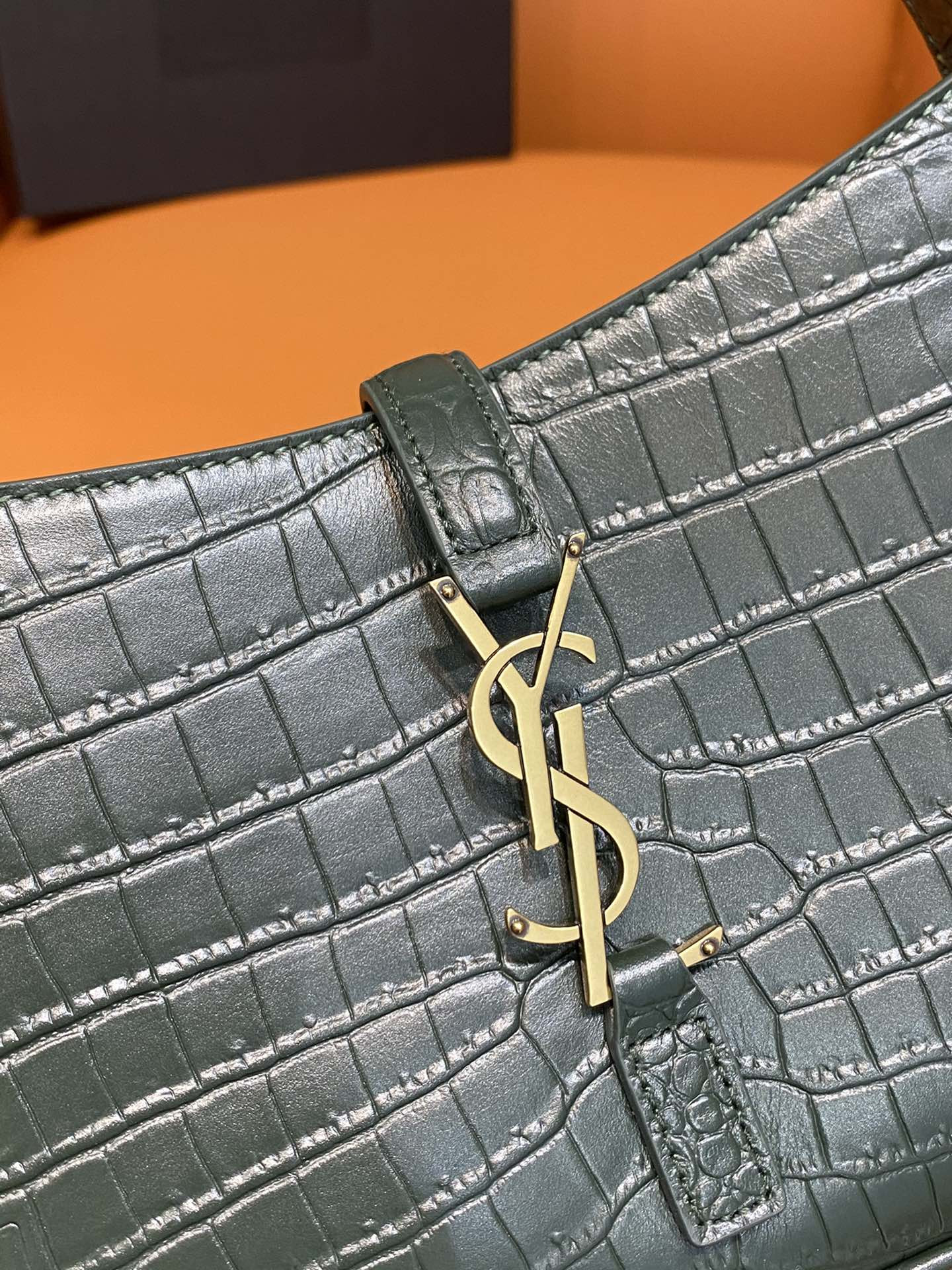 YSL LE 5 À 7 IN CROCODILE-EMBOSSED SHINY LEATHER  23 X 16 X 6.5 CM
