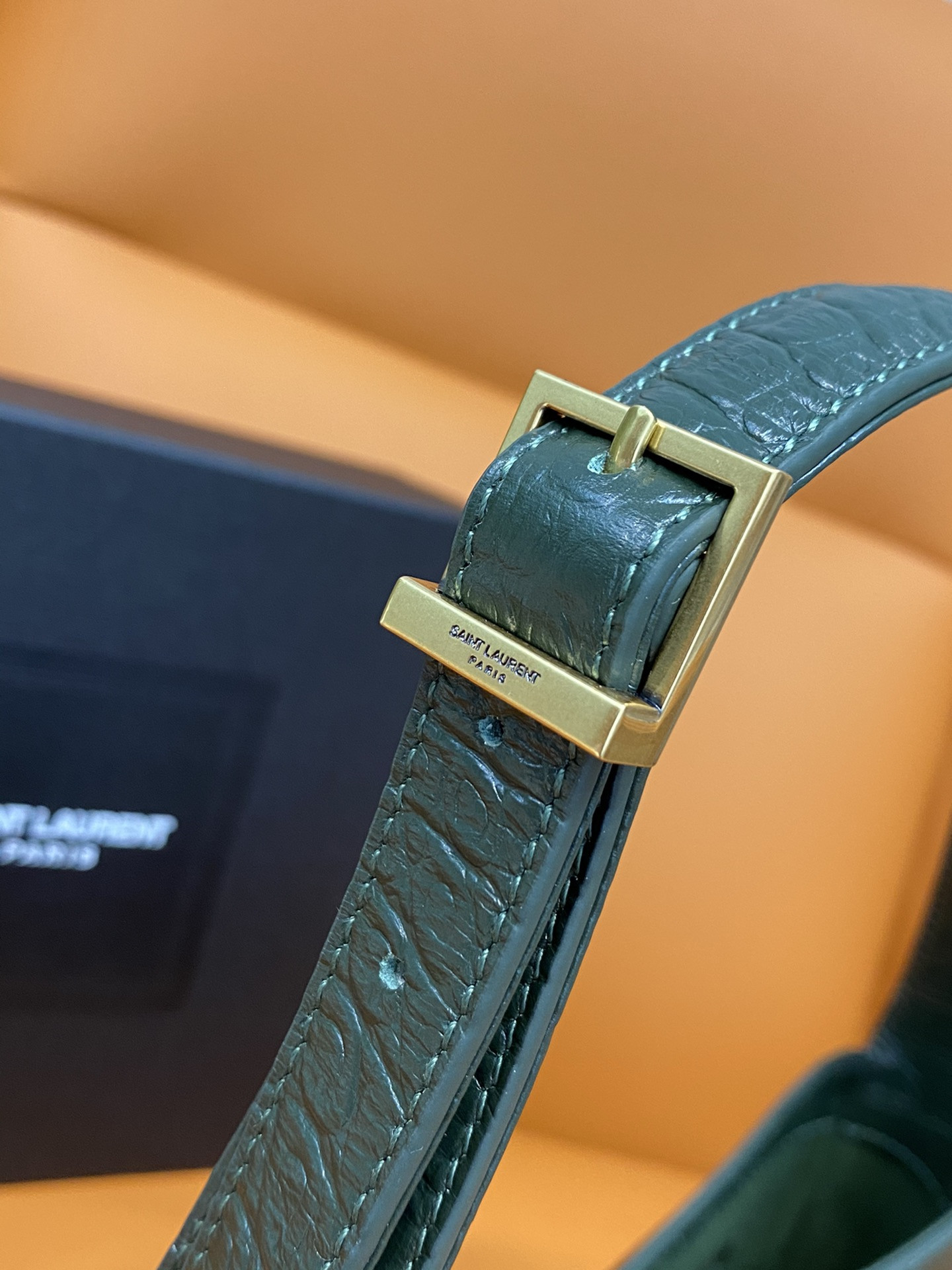 YSL LE 5 À 7 IN CROCODILE-EMBOSSED SHINY LEATHER  23 X 16 X 6.5 CM