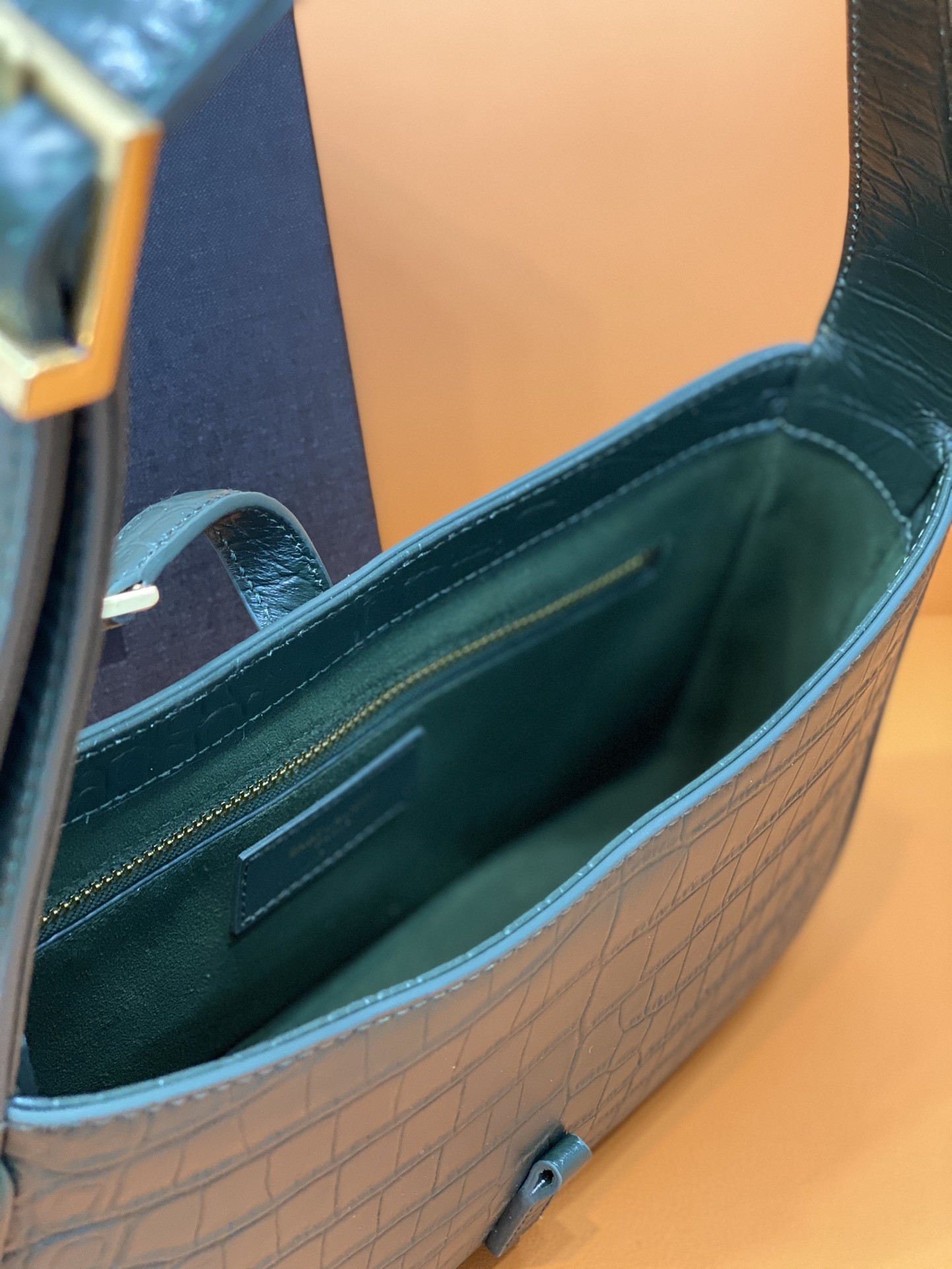 YSL LE 5 À 7 IN CROCODILE-EMBOSSED SHINY LEATHER  23 X 16 X 6.5 CM