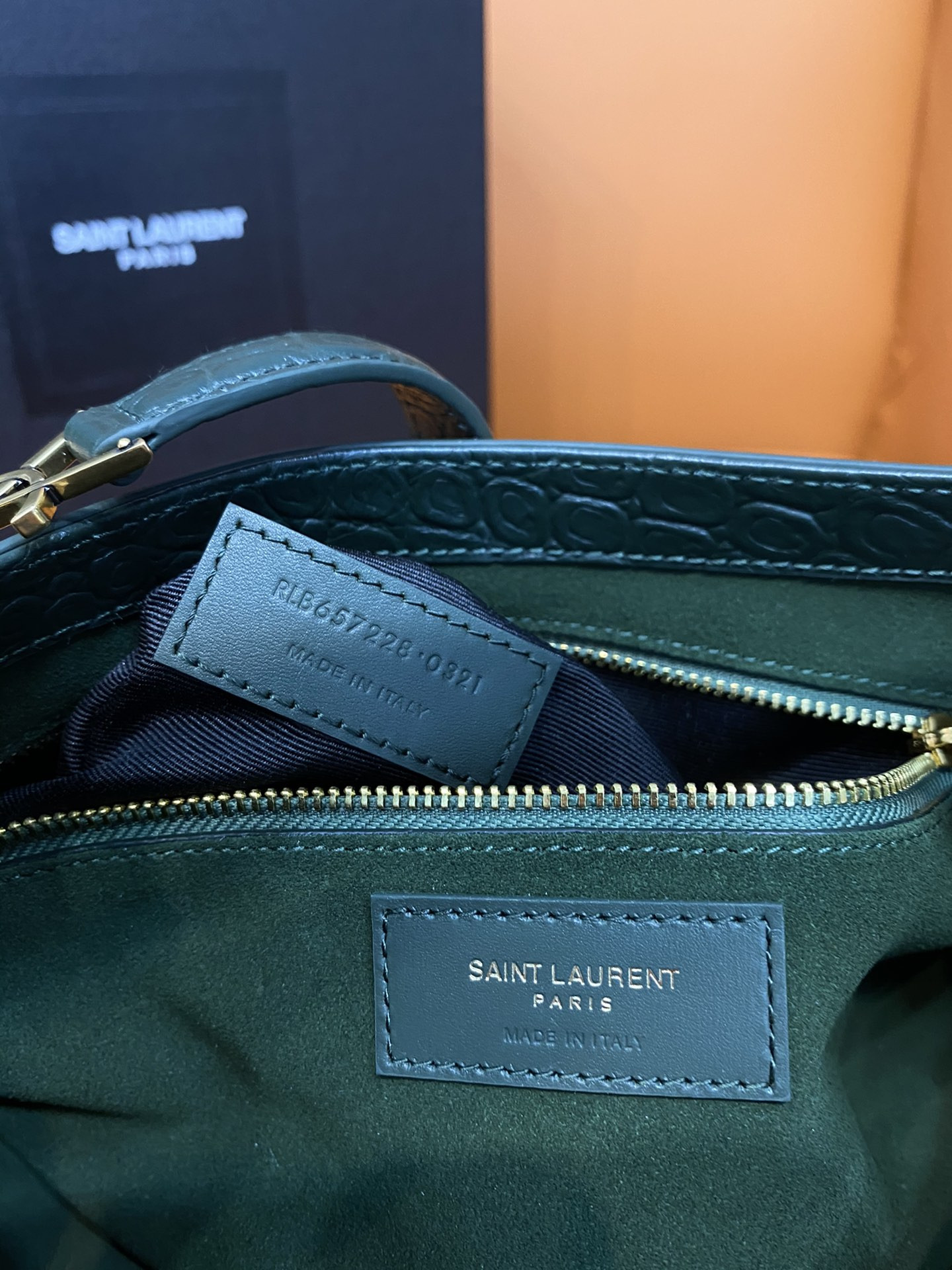 YSL LE 5 À 7 IN CROCODILE-EMBOSSED SHINY LEATHER  23 X 16 X 6.5 CM