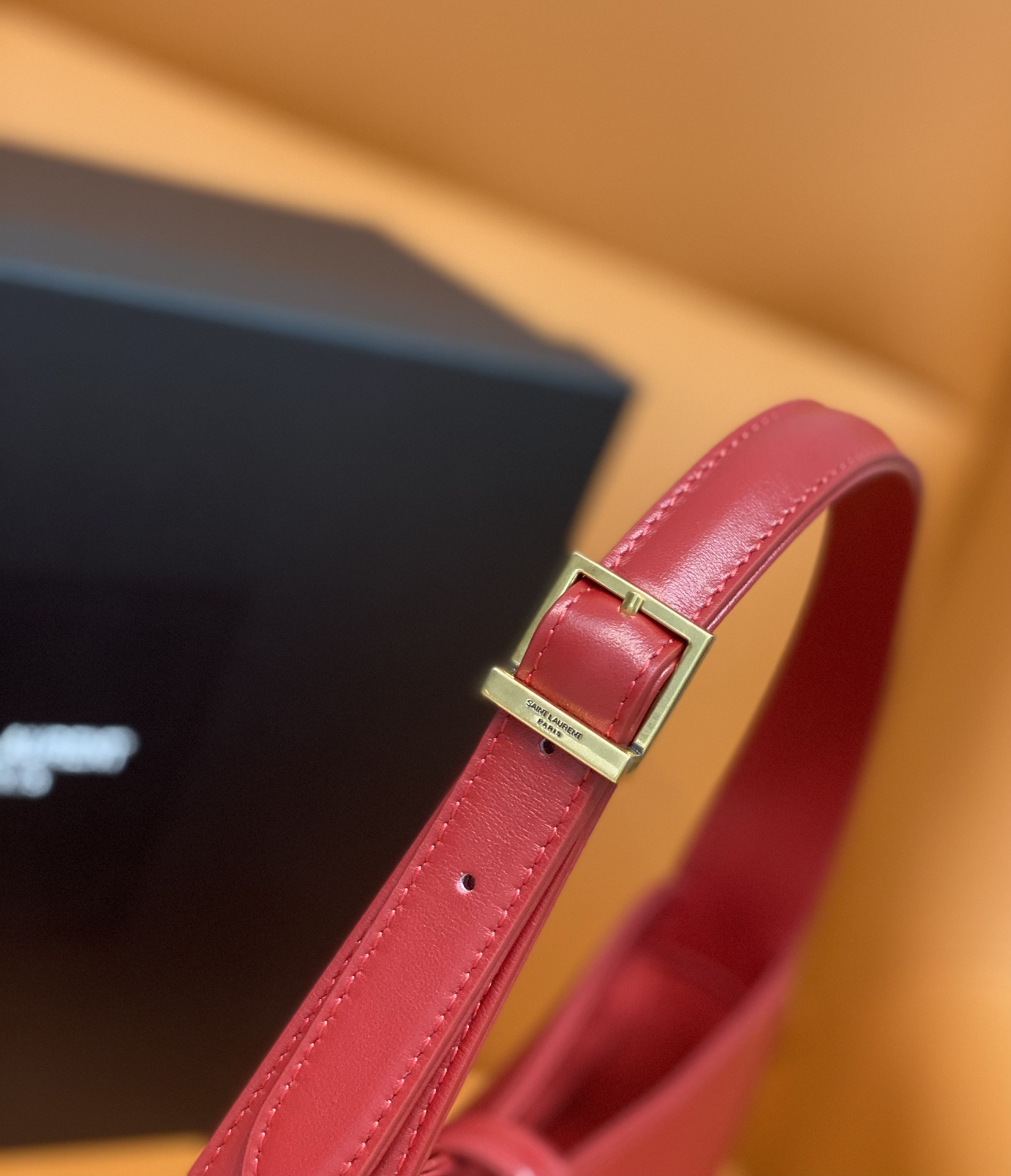 YSL LE 5 À 7 IN SMOOTH LEATHER BLANC Red 23 X 16 X 6.5 CM