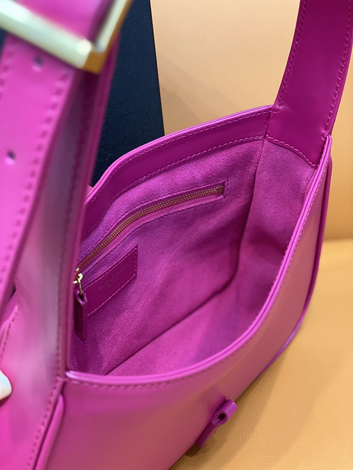 YSL LE 5 À 7 IN SMOOTH LEATHER BLANC Pink 23 X 16 X 6.5 CM