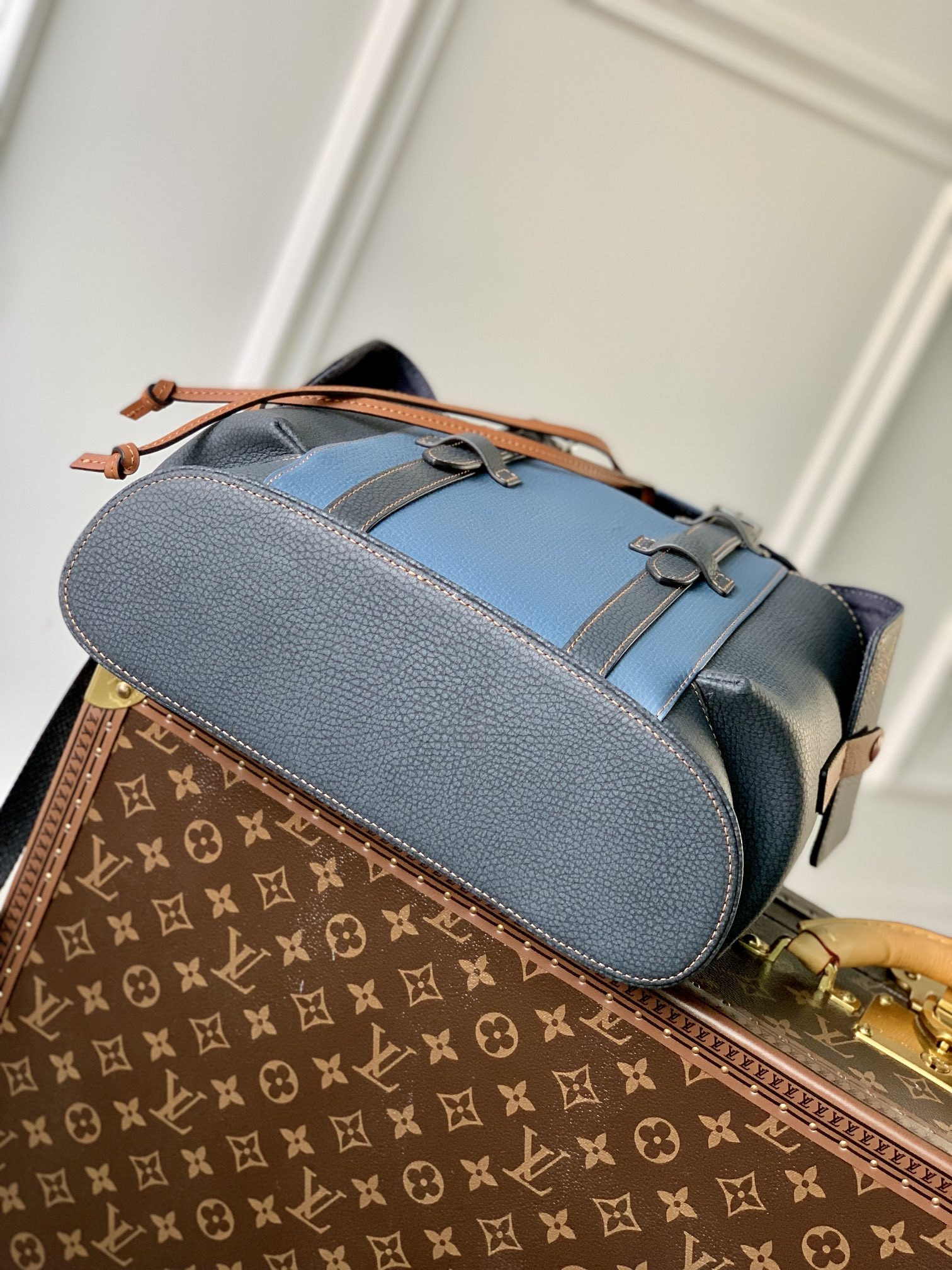 LOUIS VUITTON LV CHRISTOPHER MM M21373