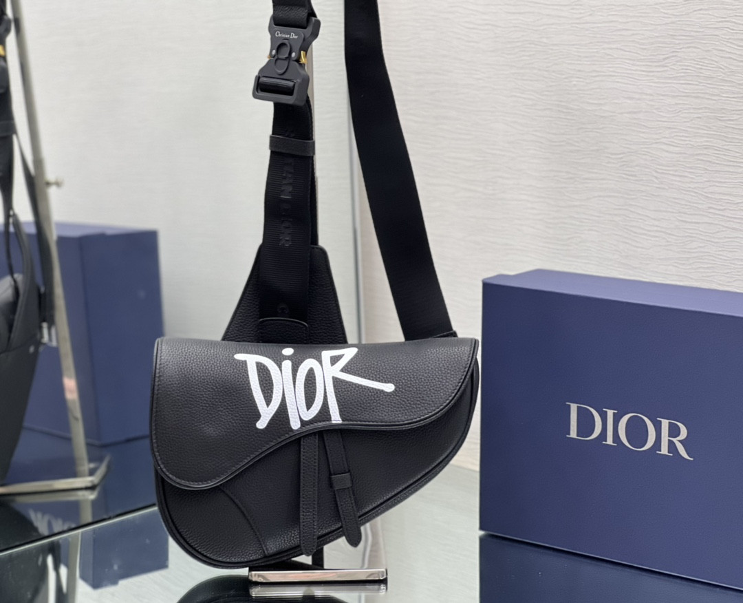 CHRISTIAN DIOR X SHAWN STUSSY Grained Calfskin Saddle 26 x 19 x 4.5 cm