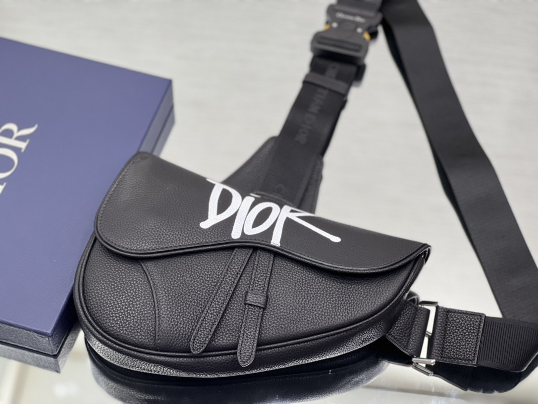 CHRISTIAN DIOR X SHAWN STUSSY Grained Calfskin Saddle 26 x 19 x 4.5 cm