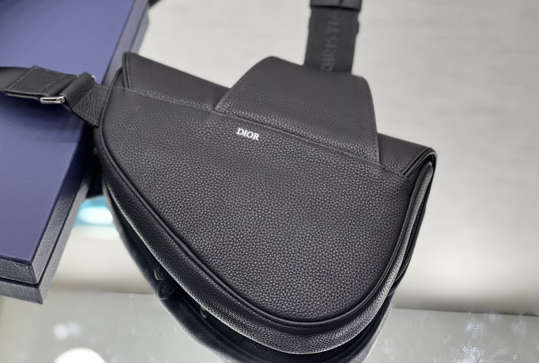 CHRISTIAN DIOR X SHAWN STUSSY Grained Calfskin Saddle 26 x 19 x 4.5 cm