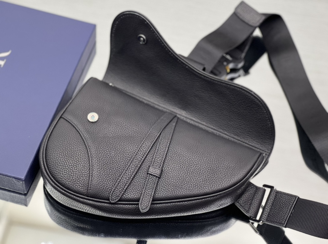 CHRISTIAN DIOR X SHAWN STUSSY Grained Calfskin Saddle 26 x 19 x 4.5 cm